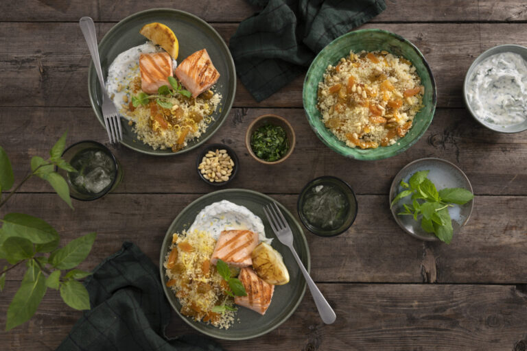 Gegrillter Frøya Lachs mit Couscous, Joghurtsauce mit Knoblauch, Minze ...